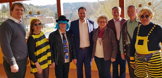 Die flotten Bienen Christa und Paul mit Bernhard Hirczy, Martha Pfister, Christian Sagartz, Emma Scheibreithner, Willi Thomas und Siegfried Feichtinger (von links).