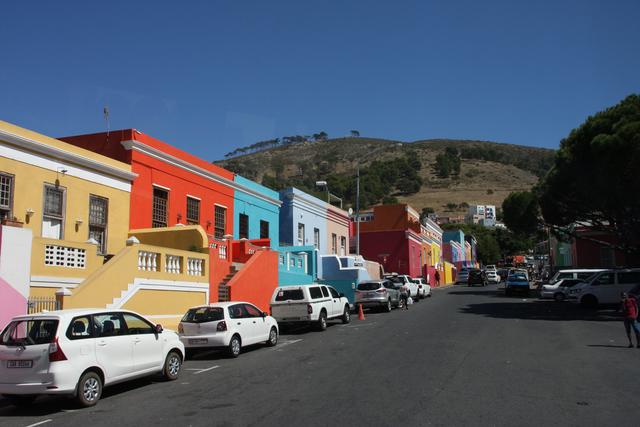 Eine Tour durch Kapstadts Stadtteil "Bo Kaap" zeigt bunte Fassaden und alte Kulturen. | Foto: WOCHE