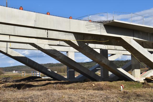 Die Basis für die Klappbrücke über den Lahnbach ist bereits fertig. | Foto: Martin Wurglits