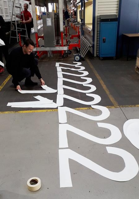 Vorbereitungsarbeiten am Waggon, bevor die Kinder zum Malen kommen | Foto: VS Lind ob Velden