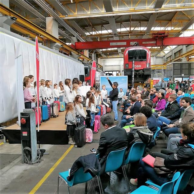 Eröffnungsperformance mit Eisenbahnlied, der Waggon ist noch verhüllt | Foto: VS Lind ob Velden