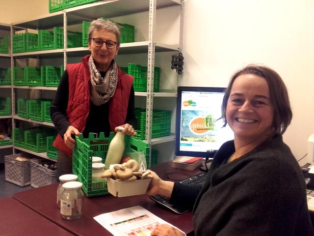 Geführt wird der Genussfairteiler in Neumarkt als ehrenamtlich betriebener Verein mit mehr als 25 Helfern wie Karin Paar (links, Helferin im Ladendienst) und Tina Puchner (Helferin und Bäuerin). | Foto: Genussfairteiler