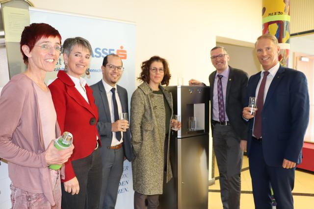 Sigrid Ehrlich (Obfrau des Elternvereins), Referentin Karin Hofinger, Gerald Juen (Filialleiter der Sparkasse Imst AG Landeck), Bettina Platter (Elternvertretung), Direktor Otto Siegele und Mario Kometer (Vorstand der Sparkasse Imst AG) (v.li.).