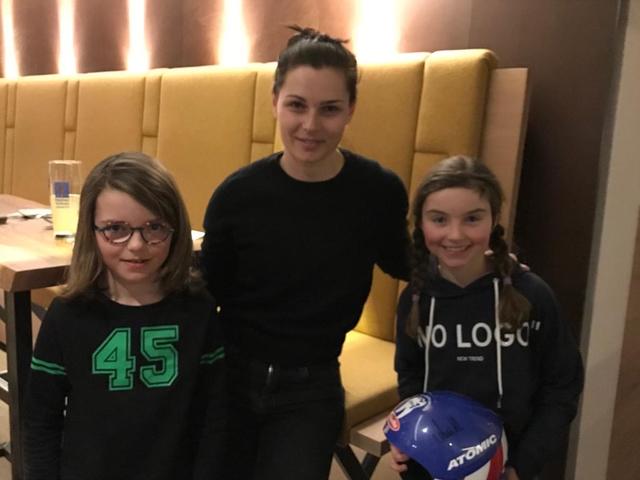 Skistar Anna Veith mit den beiden Youngsters Louis und Yara Ortner