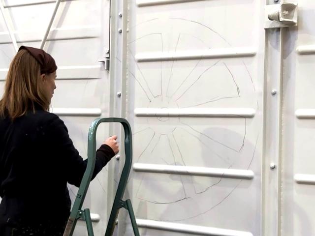 Vorbereitungsarbeiten am Waggon, bevor die Kinder zum Malen kommen | Foto: VS Lind ob Velden