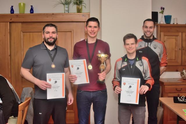 Dritter Platz Azesberger Christian, Ortsmeister Felix Koblmüller, zweiter Platz Lukas Stockinger,Organisator Manuel Lindorfer. | Foto: Foto: Lindorfer