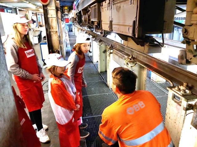 Führung durch die ÖBB-Werkstätte, bevor es mit dem Malen losgeht. | Foto: VS Lind ob Velden