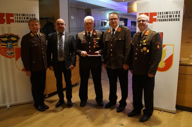 Horst Eder (Mitte) mit Alois Doninger, Bürgermeister Heinz Leprich, Peter Derflinger, Andreas Reifetshammer (v.l.). | Foto: Jürgen Pouget