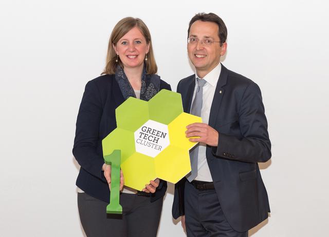 Barbara Eibinger-Miedl lobt Bernhard Puttinger für dessen vorbildliche Arbeit im "Green Tech Cluster". | Foto: Green Tech
