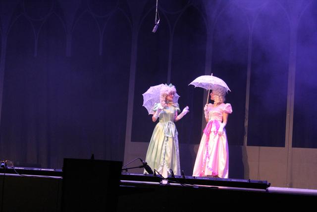 Die Schwestern Ilse und Grete (Mayr Faserl-Goldbrich und Victoria Goldbrich)