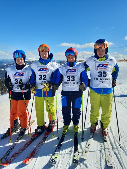 Skicross-Team der PTS Eisenerz: Sebastian Pretschuh, Raphael Schuller, Daniel Wöhri und Raphael Meschek (v.l.). | Foto: KK