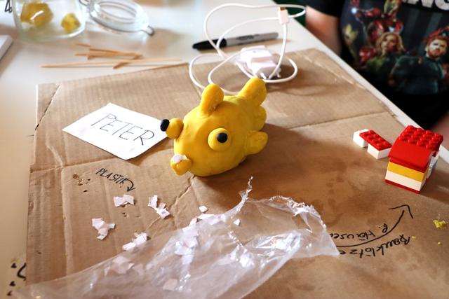 Der Roboterfisch soll Plastik aus Gewässern fischen, welches dann in Form von Blöcken recycelt wird.