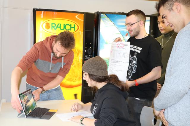 Expertise war gefragt - Bei einem Videotelefonat stellten Gruppen ihre Ideen vor und holten sich Tipps von Experten.