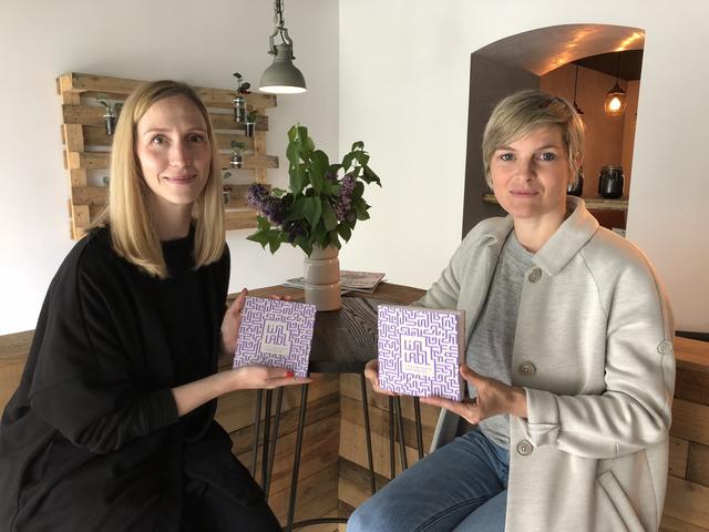 Anita Katzengruber mit dem "linzlabyrinth"-Führer. | Foto: BRS/Diabl