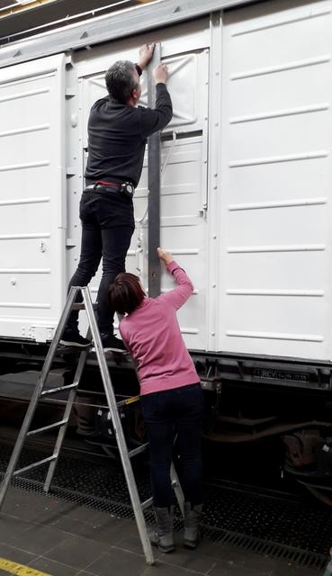 Vorbereitungsarbeiten am Waggon, bevor die Kinder zum Malen kommen | Foto: VS Lind ob Velden