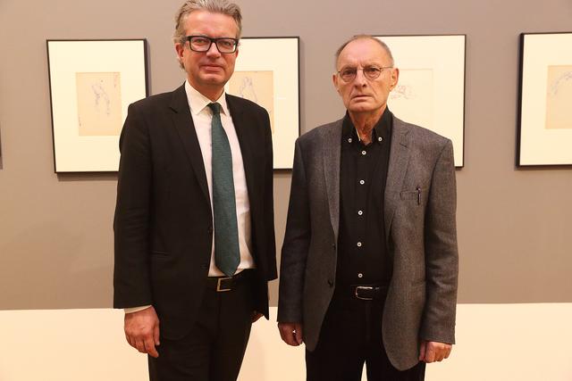 Stolz auf den Vorreiter: Christopher Drexler mit dem steirischen Paradekünstler Günter Brus. | Foto: Universalmuseum Joanneum/J.J. Kucek