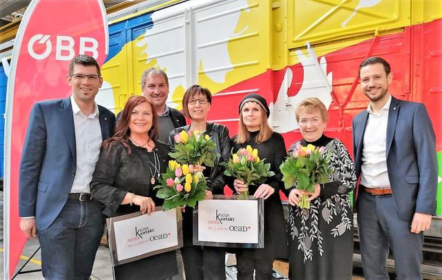 Landesrat Martin Gruber, Regionalleiter Reinhard Wallner, Pädagoginnen der VS Lind ob Velden mit den Künstlerinnen und Landesrat Sebastian Schuschnig, alle hoch erfreut über das schöne Ergebnis! | Foto: ÖBB/Limpl