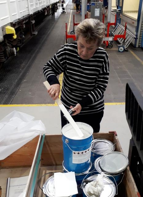 Gerda Madl-Kren beim Farbkonsistenztest