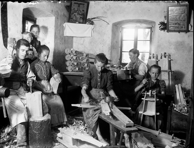 Die Frauen arbeiteten das ganze Jahr im Holzhandwerk.