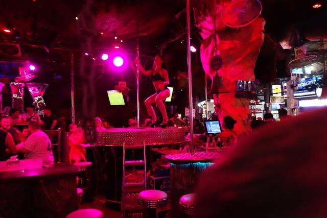 Foto vom 09.02.2020 Thailand Nachtleben in Patong und hier sind die leichten Damen, die manchmal Boys sind..