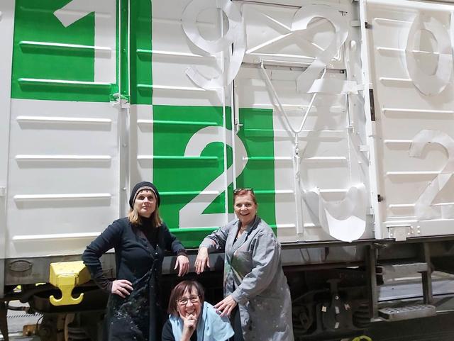 Große Freude über die ersten Farbtupfer am Waggon | Foto: VS Lind ob Velden