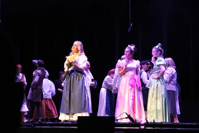 Bella (Jasmin Bair) und ihre beiden Schwestern Ilse und Grete (Mary Faserl-Goldbrich und Victoria Goldbrich)