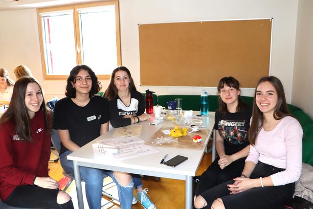 Die Gruppe rund um Roboterfisch "Peter".