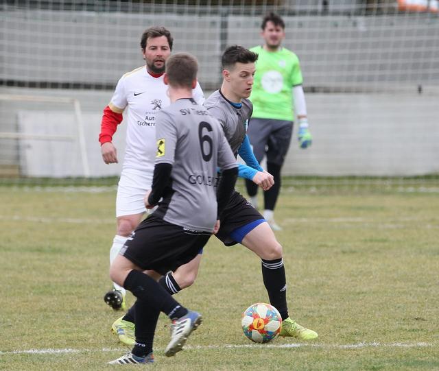 Vier Neue, am Ball der Slowene Blaz Drasak, hat Tieschen für den Kampf um den Aufstieg in die Gebietsliga verpflichtet.