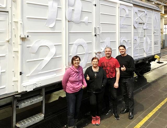 Vorbereitungsarbeiten am Waggon, bevor die Kinder zum Malen kommen | Foto: VS Lind ob Velden