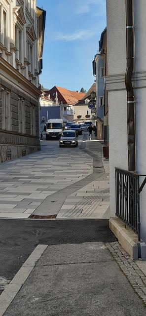 Durchzugsverkehr dominiert meist den Hohen Platz.  | Foto: Drolle