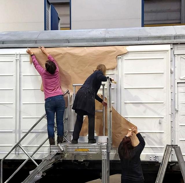 Vorbereitungsarbeiten am Waggon, bevor die Kinder zum Malen kommen | Foto: VS Lind ob Velden
