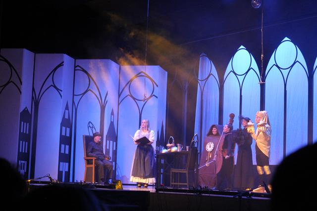Der Haushalt des Biests war verzaubert, als Bella zum ersten Mal eintrat. Stuhl (Armin Schlichtherle), Uhr (Rebecca Müllner), Cello (Magdalena Müllner), Haushälterin Mathilde (Martina Wörle) und Kerzenleuchter (Thomas Angerer) freuten sich über die mögliche Erlösung