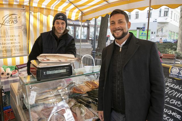 Christian Lunzer (links) versorgt die Besucher des Kurt-Pint-Platzes mit frischem Fisch. Auch Bezirksvorsteher Markus Rumelhart (SPÖ) ist Stammkunde auf dem Markt.