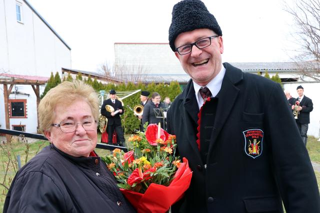 MV-Obmann Jörn Eberherr gratuliert der Jubilarin | Foto: Kugler