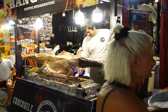 Foto vom 09.02.2020 Thailand Nachtleben in Patong - hier gibt es Krokodil am Spieß