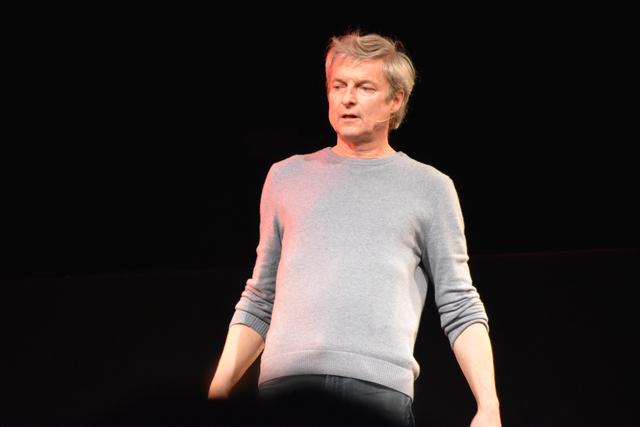 Viele Pointen und schnelle Witzwechsel – das und vieles mehr servierte Alfred Dorfer bei seinem Auftritt im Wörgler Komma.  | Foto: Barbara Fluckinger