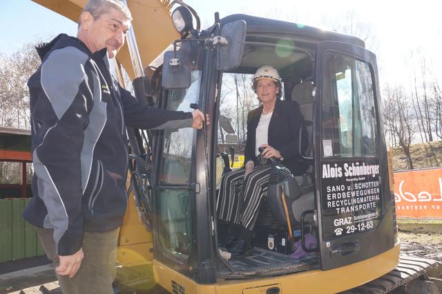 Start frei für Ursula Lackner und ihrer Maschine | Foto: Almer