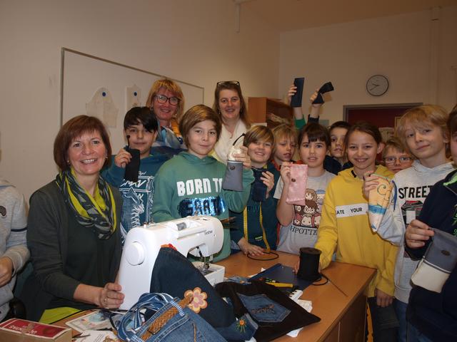 Die Schüler der 4c mit Rosina Haider (li), Klassenlehrerin Barbara Zwerschitz (3.v.li) und Werklehrerin Gabriele Grossegger (5.v.li)