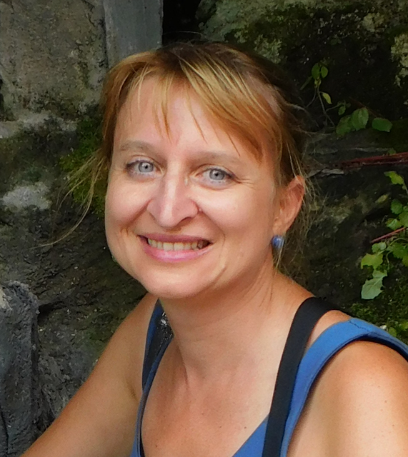 Natalia Medebach stellt im Gemeindeamt Hausmannstätten ihre Bilder zum Thema „Ver-Bindungen“ aus.
