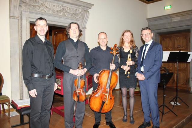 Die Musiker Gernot Kacetl, Daniele de Lungo, Robert Rasch, Helga Jantscher mit Gastgeber Hans Brunner.