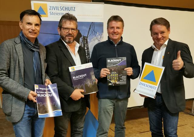 Information über Black Out-Maßnahmen in Schwanberg: Bgm. Karlheinz Schuster, GR Josef Friessnegg, Ortsteil-Bürgermeister Martin Povoden und Heribert Uhl, Geschäftsführer des Zivilschutzverbandes Steiermark (v.l.) | Foto: KK