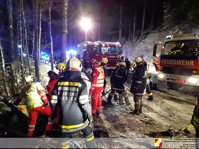 Einsatz in Gresten-Land: Ein Autolenker kam in Unteramt auf der eisigen Straße von der Fahrbahn ab und landete im Graben. | Foto: Freiwillige Feuerwehr Gresten