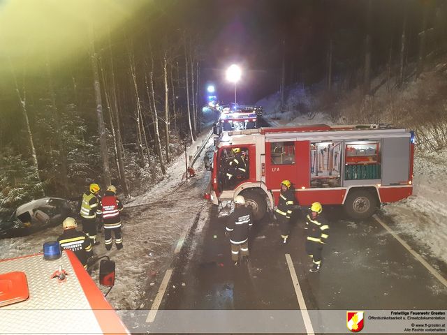 Einsatz in Gresten-Land: Ein Autolenker kam in Unteramt auf der eisigen Straße von der Fahrbahn ab und landete im Graben. | Foto: Freiwillige Feuerwehr Gresten