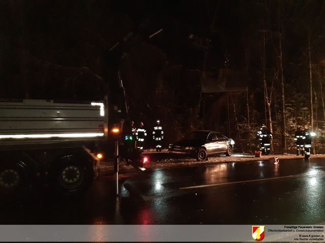 Einsatz in Gresten-Land: Ein Autolenker kam in Unteramt auf der eisigen Straße von der Fahrbahn ab und landete im Graben. | Foto: Freiwillige Feuerwehr Gresten