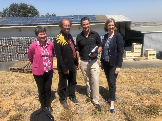 In der Cape Brewing Company (CBC) - hier mit Dörthe Kunellis von Bundesministerium für Umwelt (l.), Christian Holter von "Solid Solar Energy Systems" in Graz (2.v.l.) und Landesrätin Barbara Eibinger-Miedl (r.).