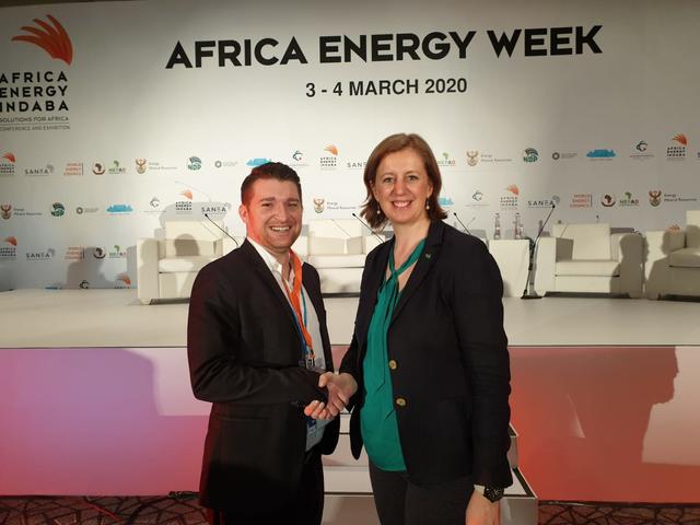 Markus Maierhofer von der Komptech GmbH in Frohnleiten mit Landesrätin Barbara Eibinger-Miedl auf der Africa Energy Indaba Conference" in Kapstadt.
