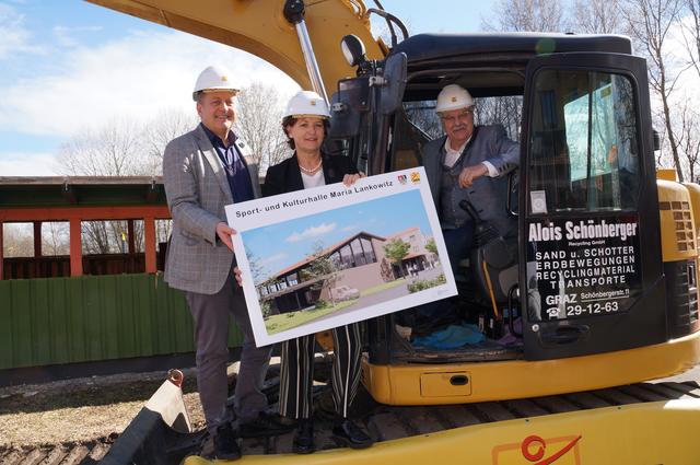 So wird die neue Sport- und Kulturhalle aussehen. Mit Gerhard Wendl, Ursula Lackner und Kurt Riemer | Foto: Almer
