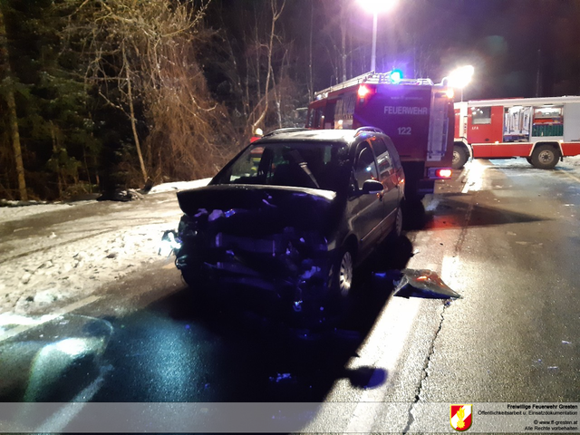 Einsatz in Gresten-Land: Ein Autolenker kam in Unteramt auf der eisigen Straße von der Fahrbahn ab und landete im Graben. | Foto: Freiwillige Feuerwehr Gresten