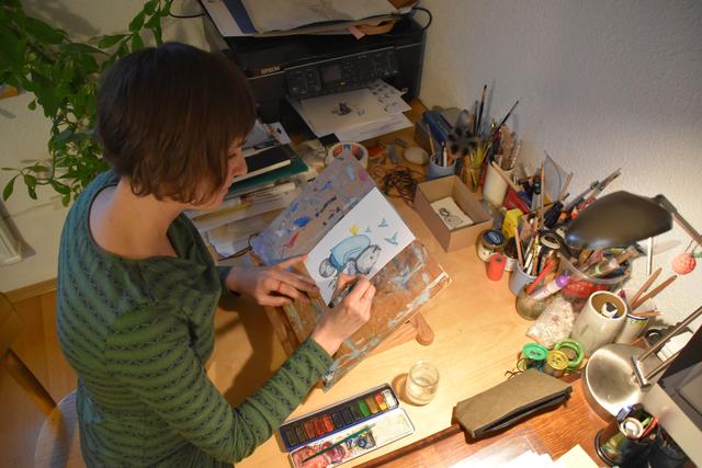 Monika Maslowska entwirft zierliche, bunte Figuren in ihrem Atelier in Rum. 