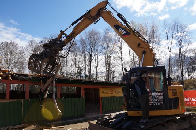 Die Abrissarbeiten waren voll im Gange. | Foto: Almer